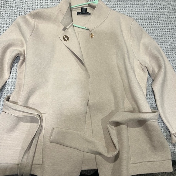 Tahari Women’s sweater - Picture 4 of 4